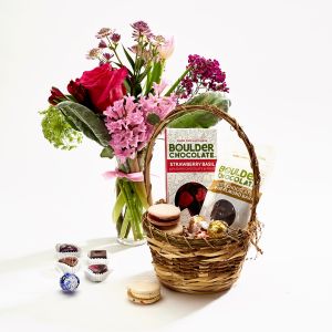 Mothers Day Market Budvase arrangement Best Choice With Chocolate